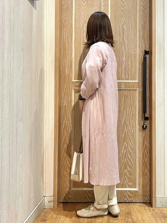 meiさんの「SHOO･LA･RUE｜【SS-3L/無理せずスリム】 ぐんぐん伸びる イージーテーパードパンツ」を使ったコーディネート