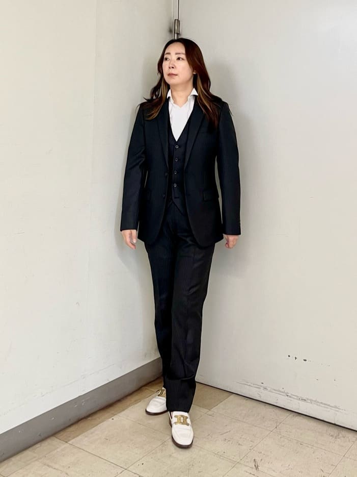 iwさんの「TAKEO KIKUCHI｜【ナローモデル】シャイニー ヘリンボン ストライプ スーツ/3ピース対応可」を使ったコーディネート