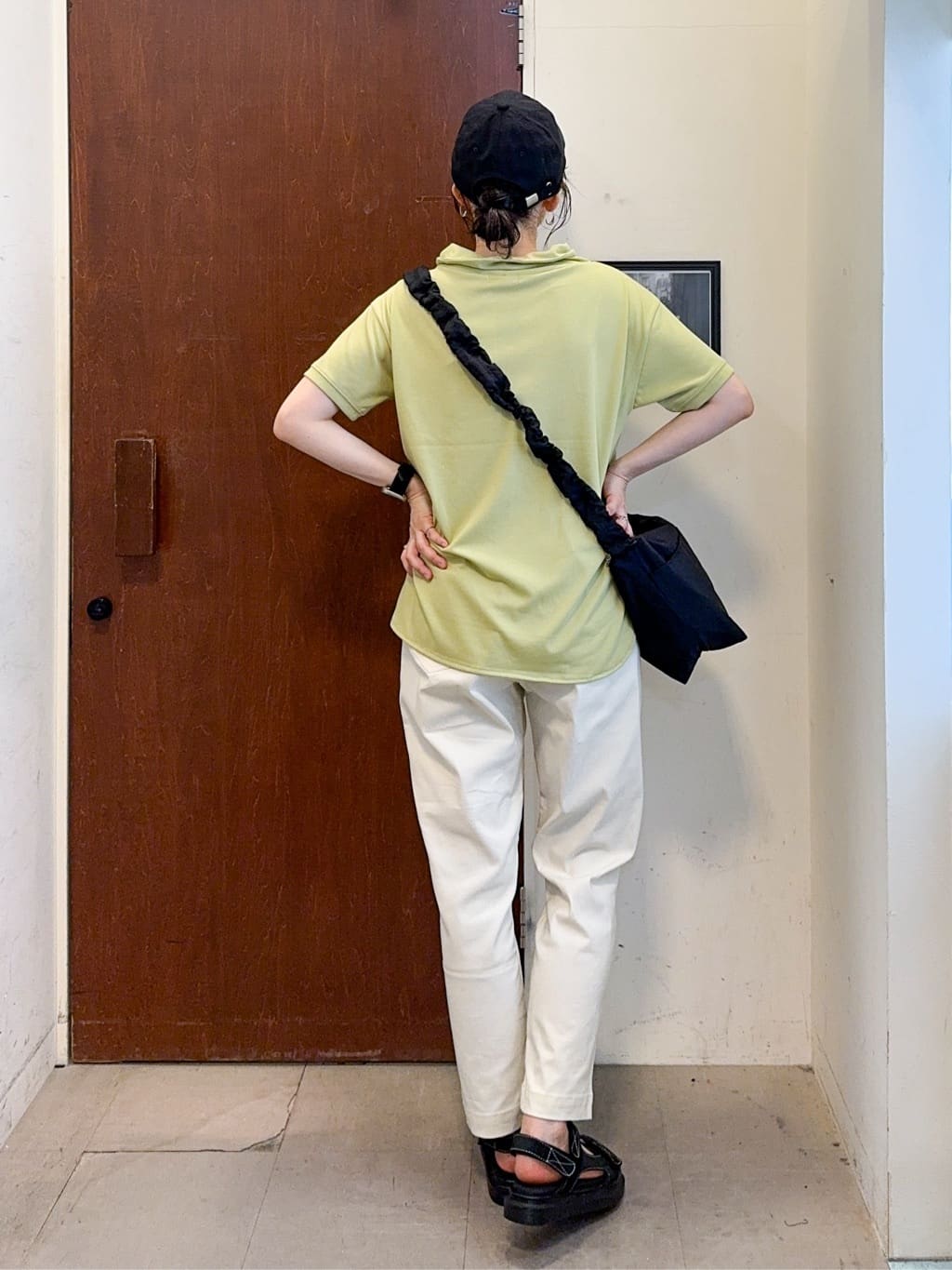 𝐇𝐢𝐫𝐨𝐦𝐢さんの「SHOO･LA･RUE｜【SS-3L/無理せずスリム】 ぐんぐん伸びる イージーテーパードパンツ」を使ったコーディネート