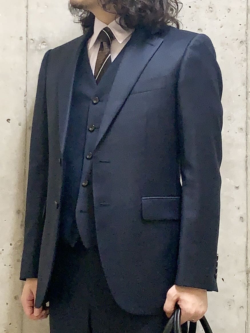 木村剛さんの「TAKEO KIKUCHI｜【Three by Three】シャイニーシャークピンヘッド ベスト / 3ピース対応」を使ったコーディネート