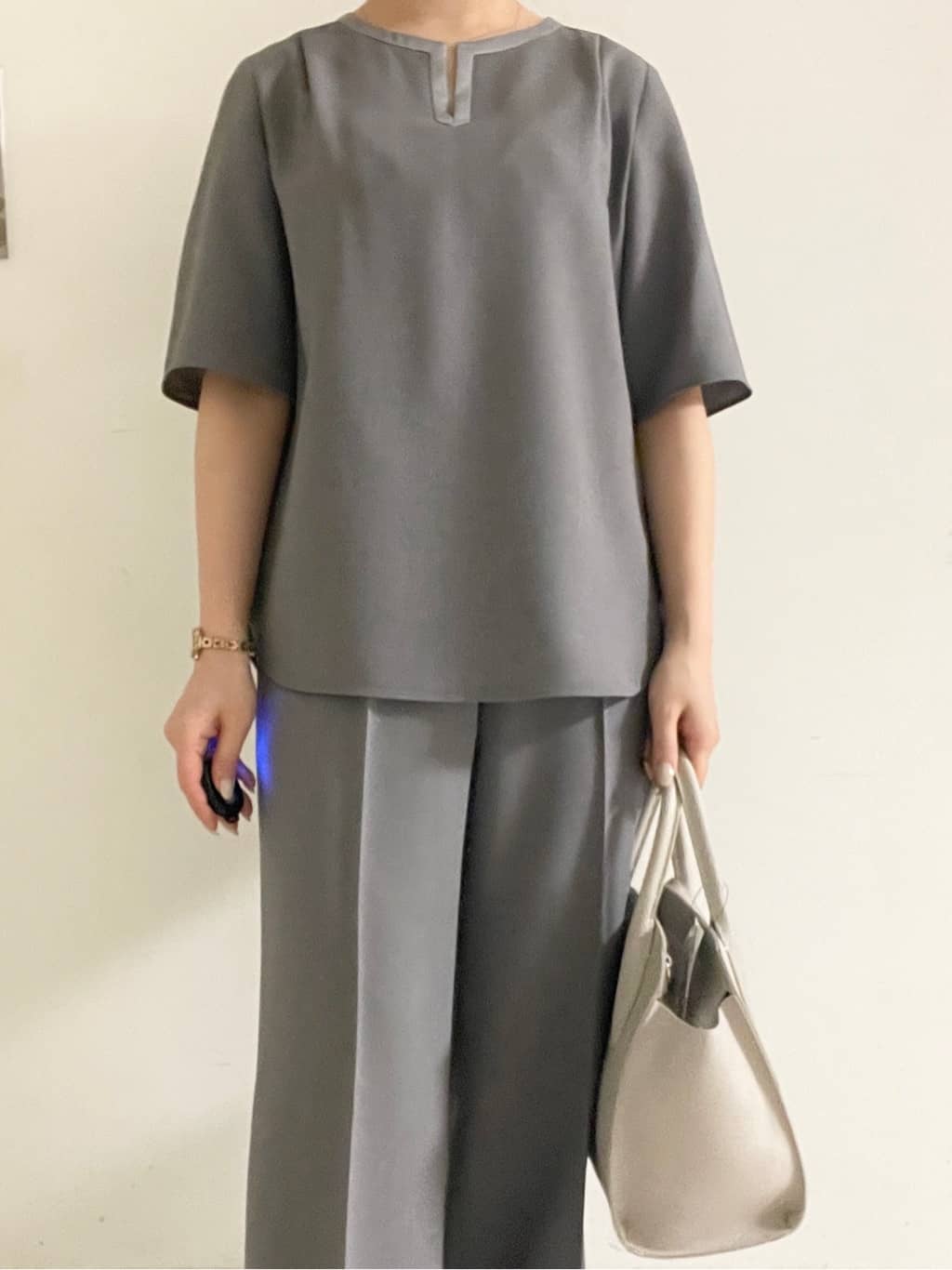 kahoさんの「INDIVI｜【洗える／UVケア／SETUP可能】ウール調キーネックブラウス」を使ったコーディネート