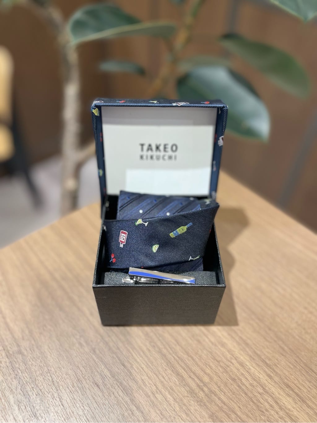 コウノ モトヤさんの「TAKEO KIKUCHI｜【BOXセット/LIMITED】リカーモチーフネクタイ＆タイバー」を使ったコーディネート