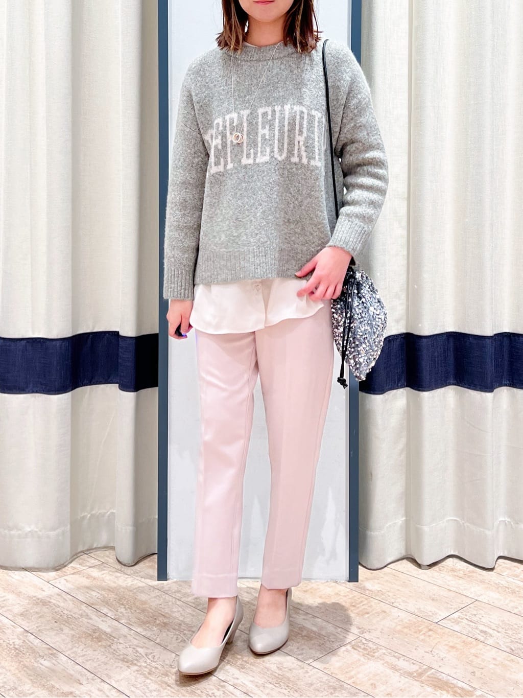 SAYAKAさんの「grove｜【ふわっと心地よい足入れ】やわここち(R)Vカットパンプス」を使ったコーディネート