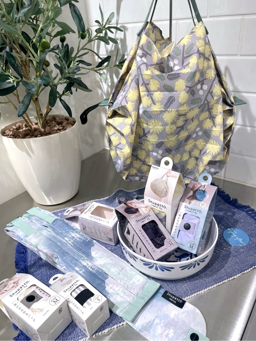 まのちゃんさんの「212 KITCHEN STORE｜コンパクトバッグS HANA ＜Shupatto シュパット＞」を使ったコーディネート