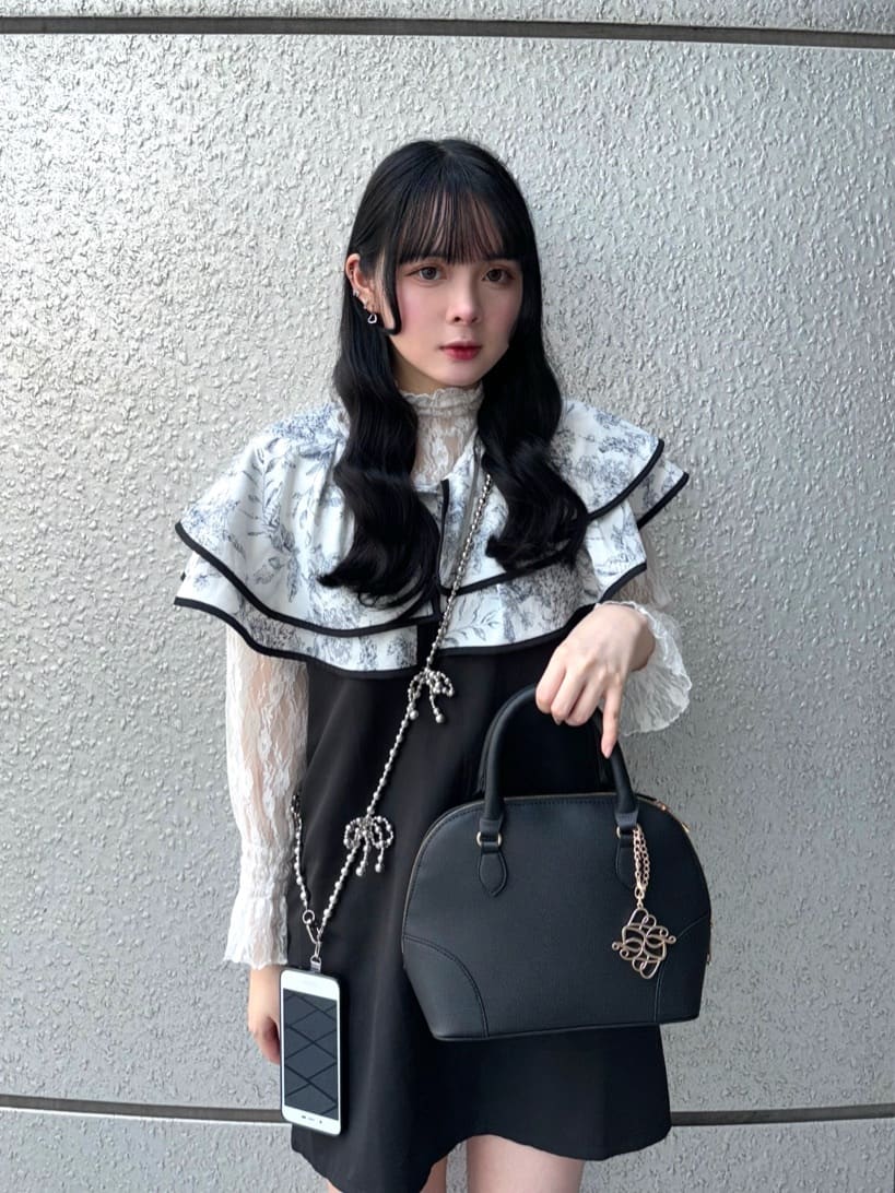 HUANG WEI HSUANさんの「ESPERANZA｜チュールフリルストラップ スマホショルダー スマホアクセサリー」を使ったコーディネート