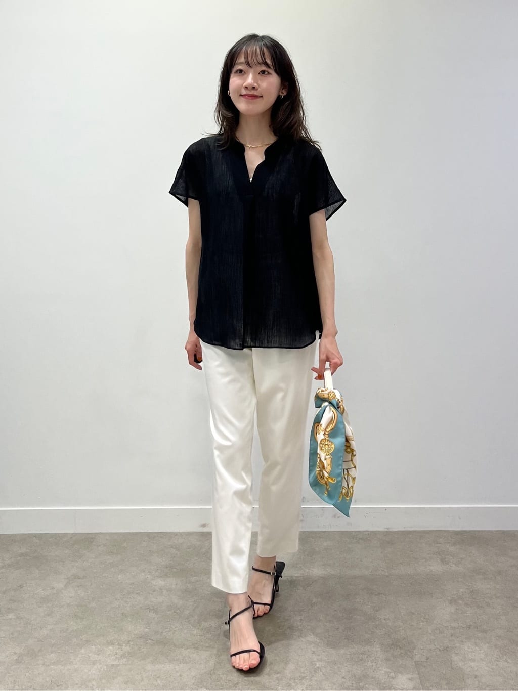 kaaiさんの「UNTITLED｜【手洗い／58cm正方形】ベルトプリントスカーフ」を使ったコーディネート
