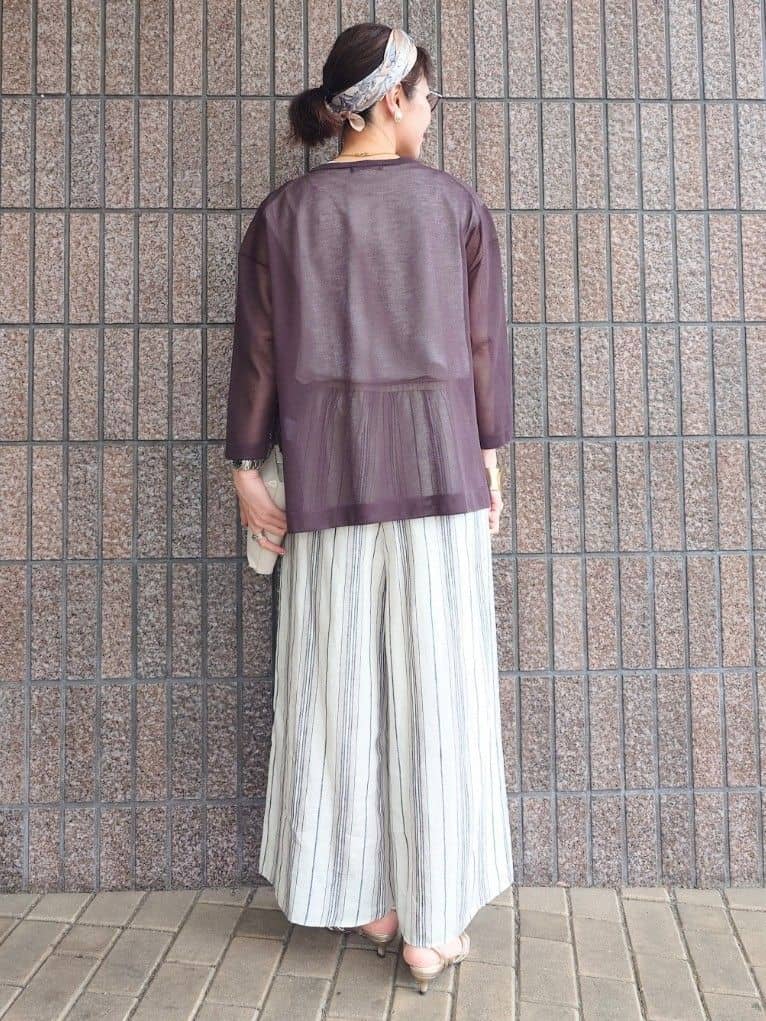 MUTSUKOさんの「UNTITLED｜【手洗い／88cm正方形】エンブレムプリントスカーフ」を使ったコーディネート