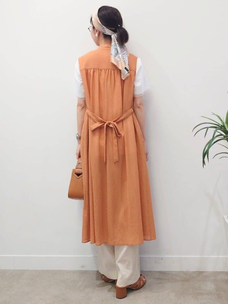 MUTSUKOさんの「UNTITLED｜【手洗い／88cm正方形】エンブレムプリントスカーフ」を使ったコーディネート