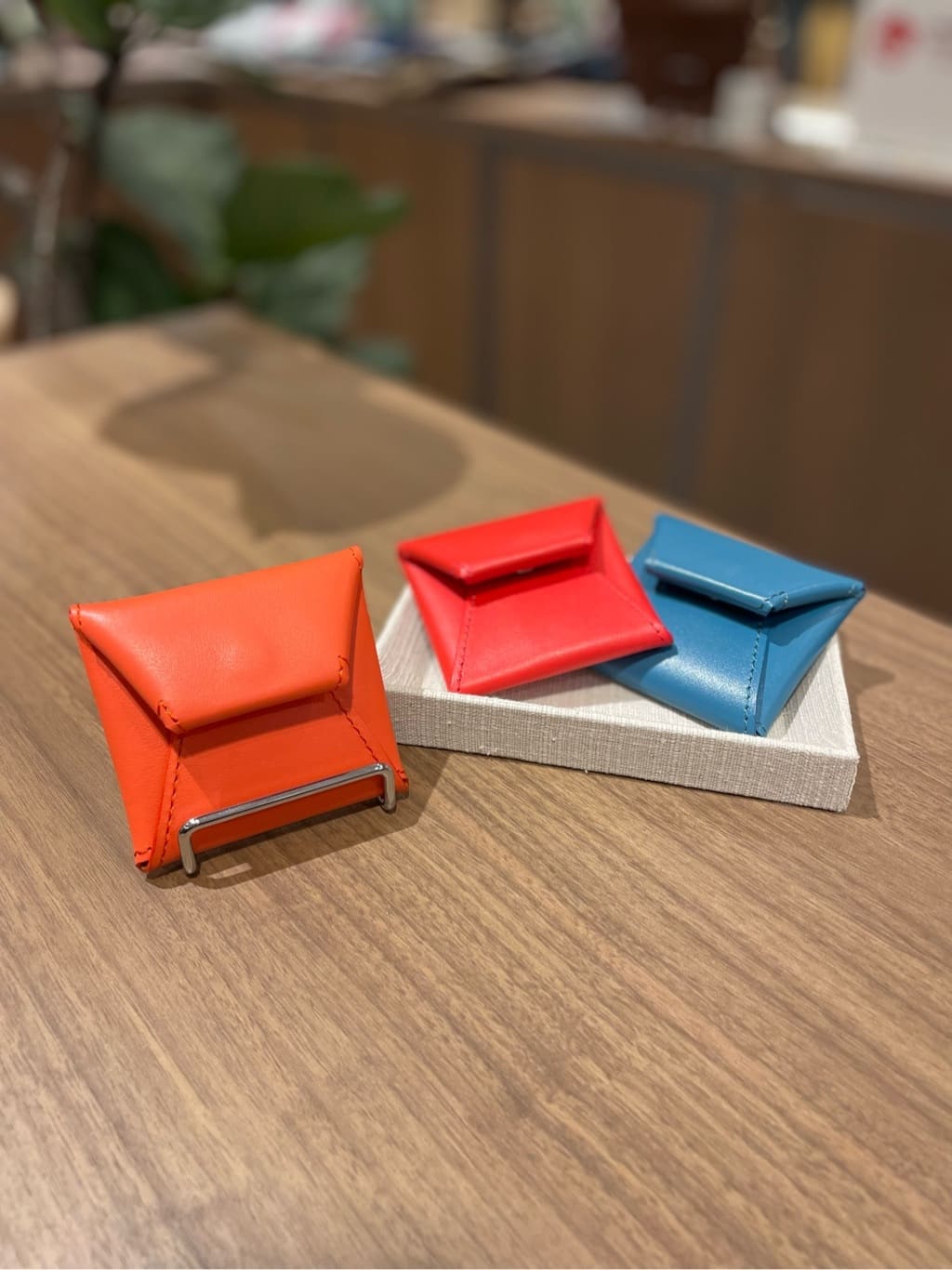コウノ モトヤさんの「TAKEO KIKUCHI｜スクエアコインケース」を使ったコーディネート