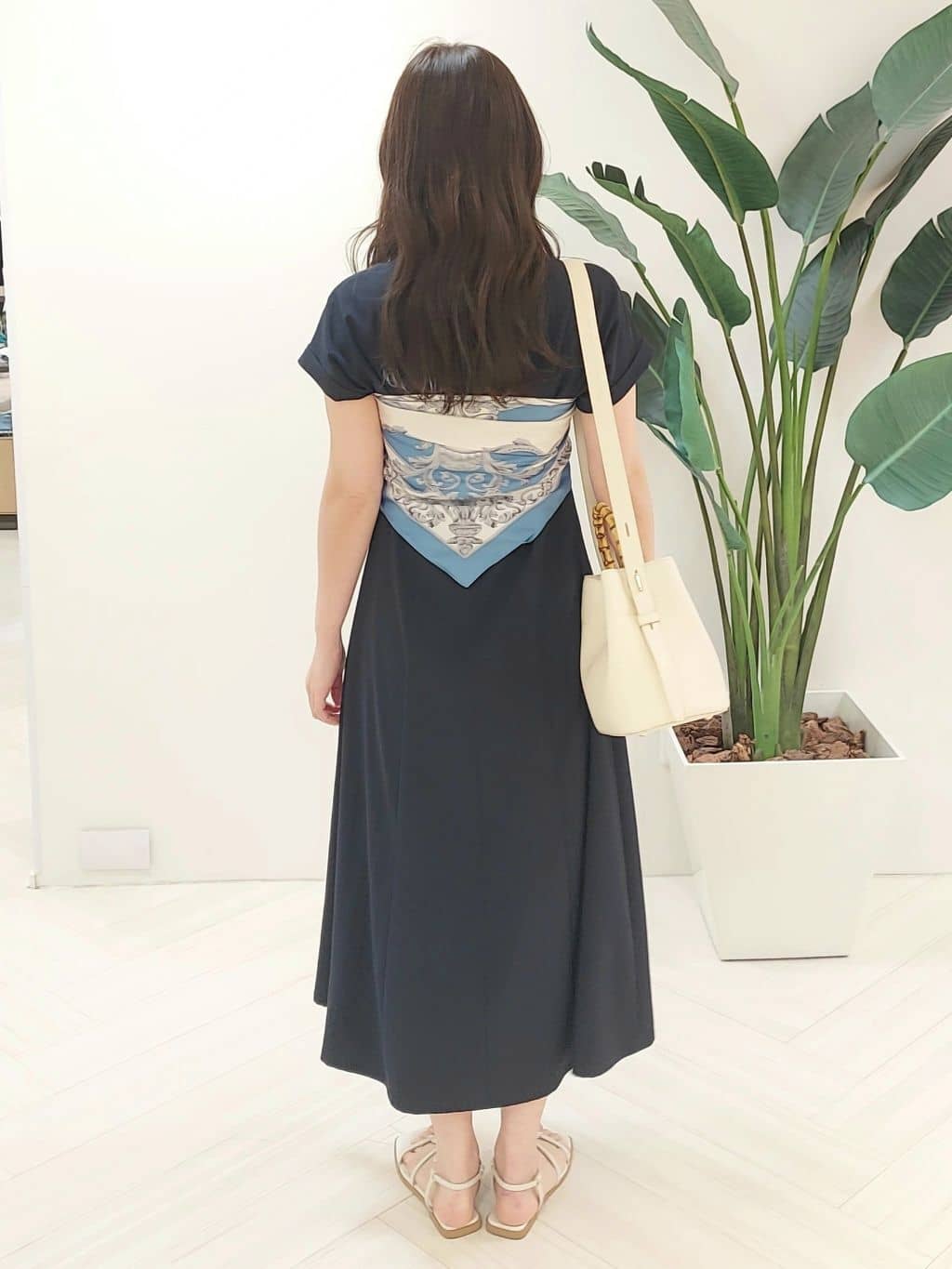 YuKaRiさんの「UNTITLED｜【手洗い／88cm正方形】エンブレムプリントスカーフ」を使ったコーディネート