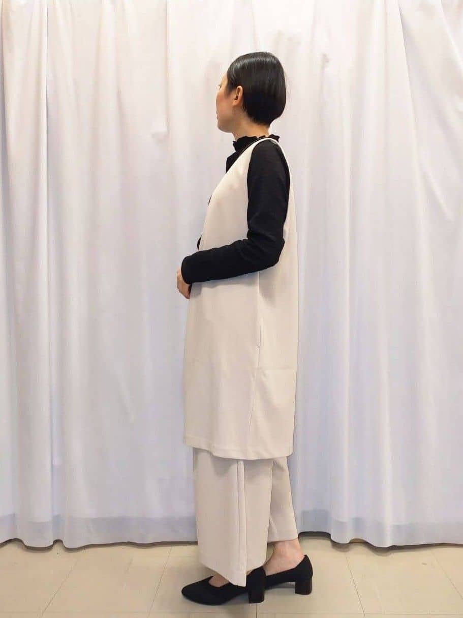 あんさんの「SHOO･LA･RUE｜【通勤/デイリー/セットアップ可】マルチに使える カットジョーゼット ワイドパンツ」を使ったコーディネート