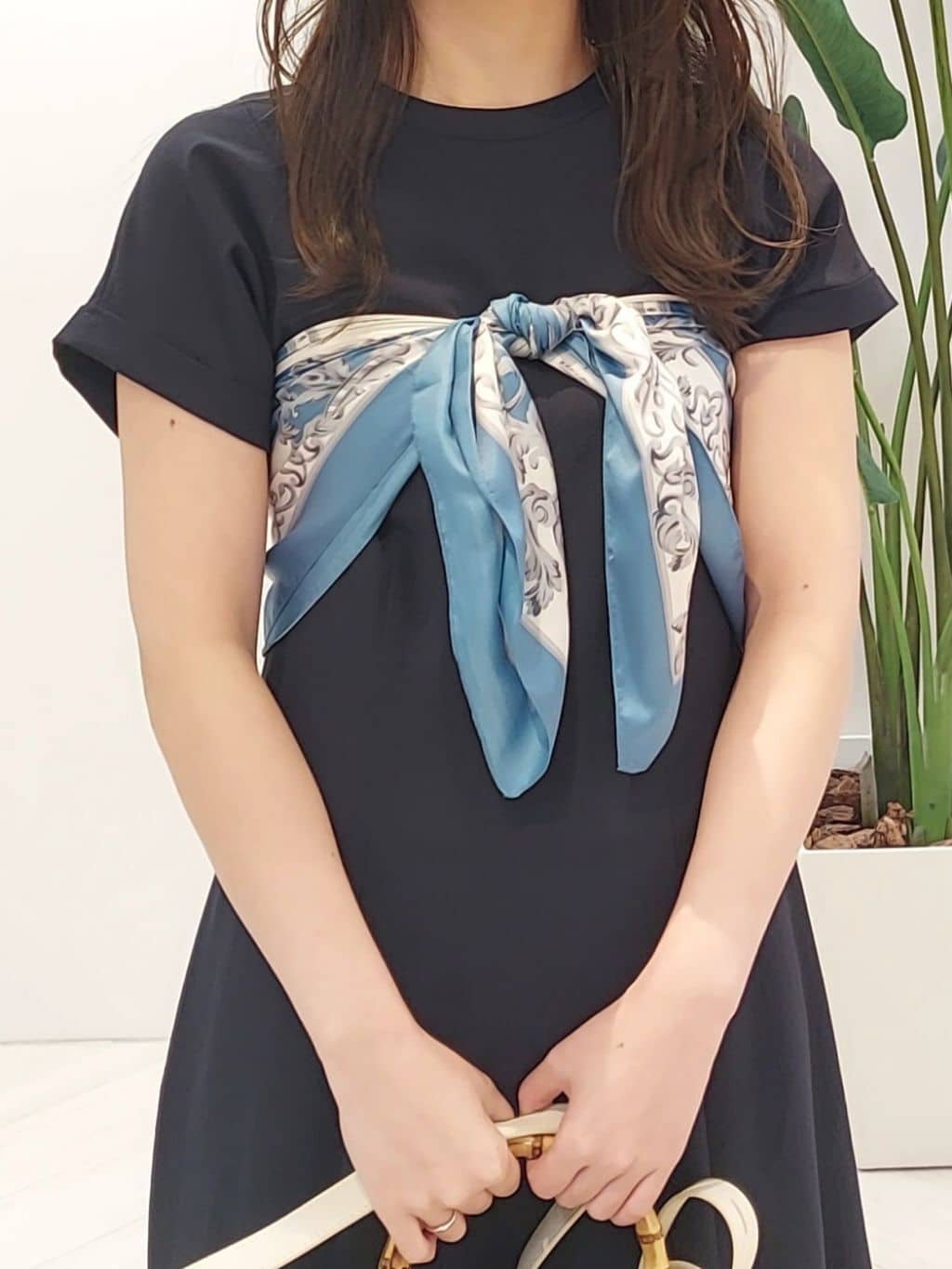 YuKaRiさんの「UNTITLED｜【手洗い／88cm正方形】エンブレムプリントスカーフ」を使ったコーディネート