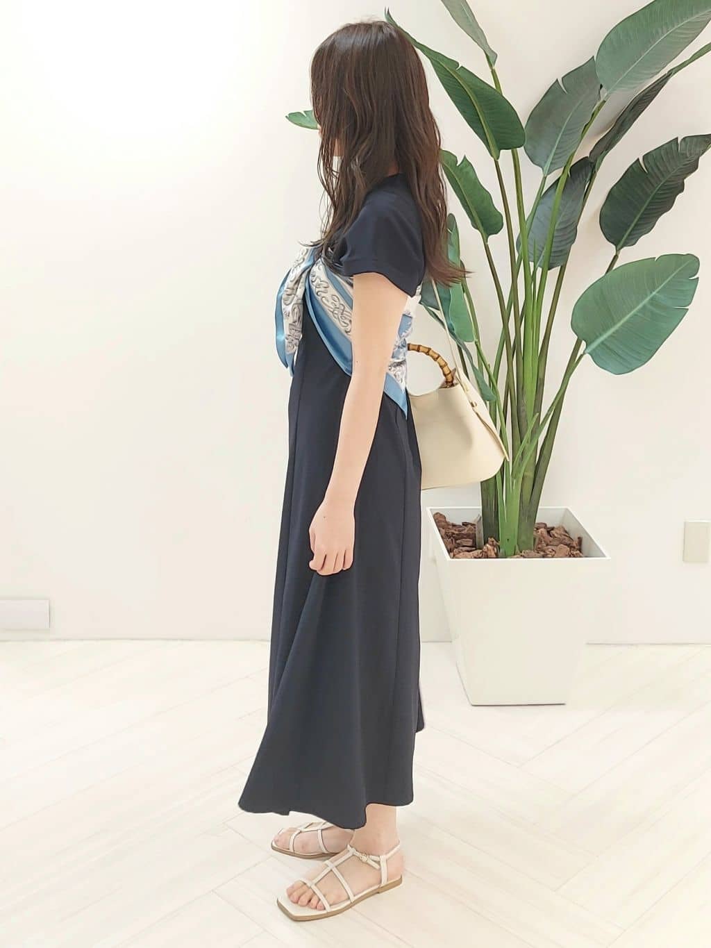 YuKaRiさんの「UNTITLED｜【手洗い／88cm正方形】エンブレムプリントスカーフ」を使ったコーディネート