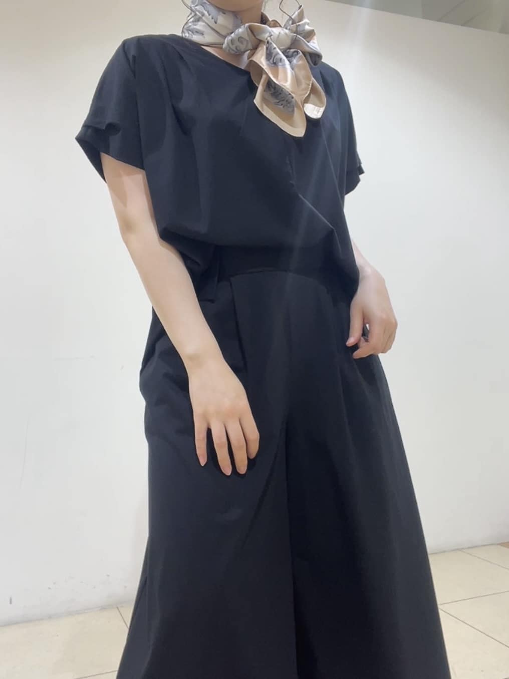 watanabeさんの「UNTITLED｜【手洗い／88cm正方形】エンブレムプリントスカーフ」を使ったコーディネート