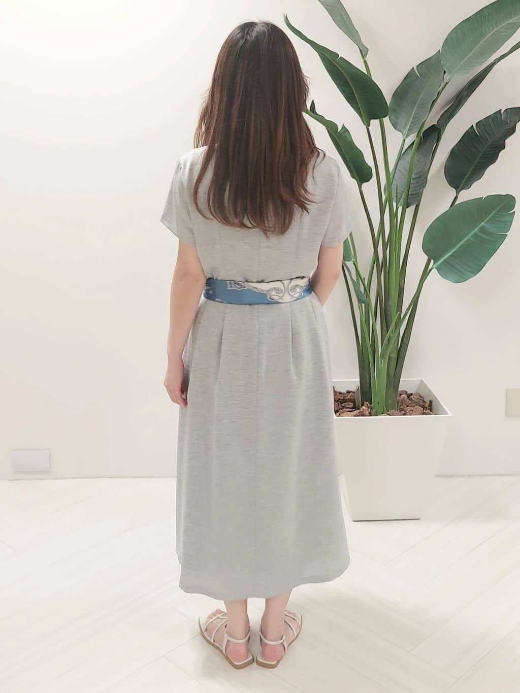 YuKaRiさんの「UNTITLED｜【手洗い／88cm正方形】エンブレムプリントスカーフ」を使ったコーディネート