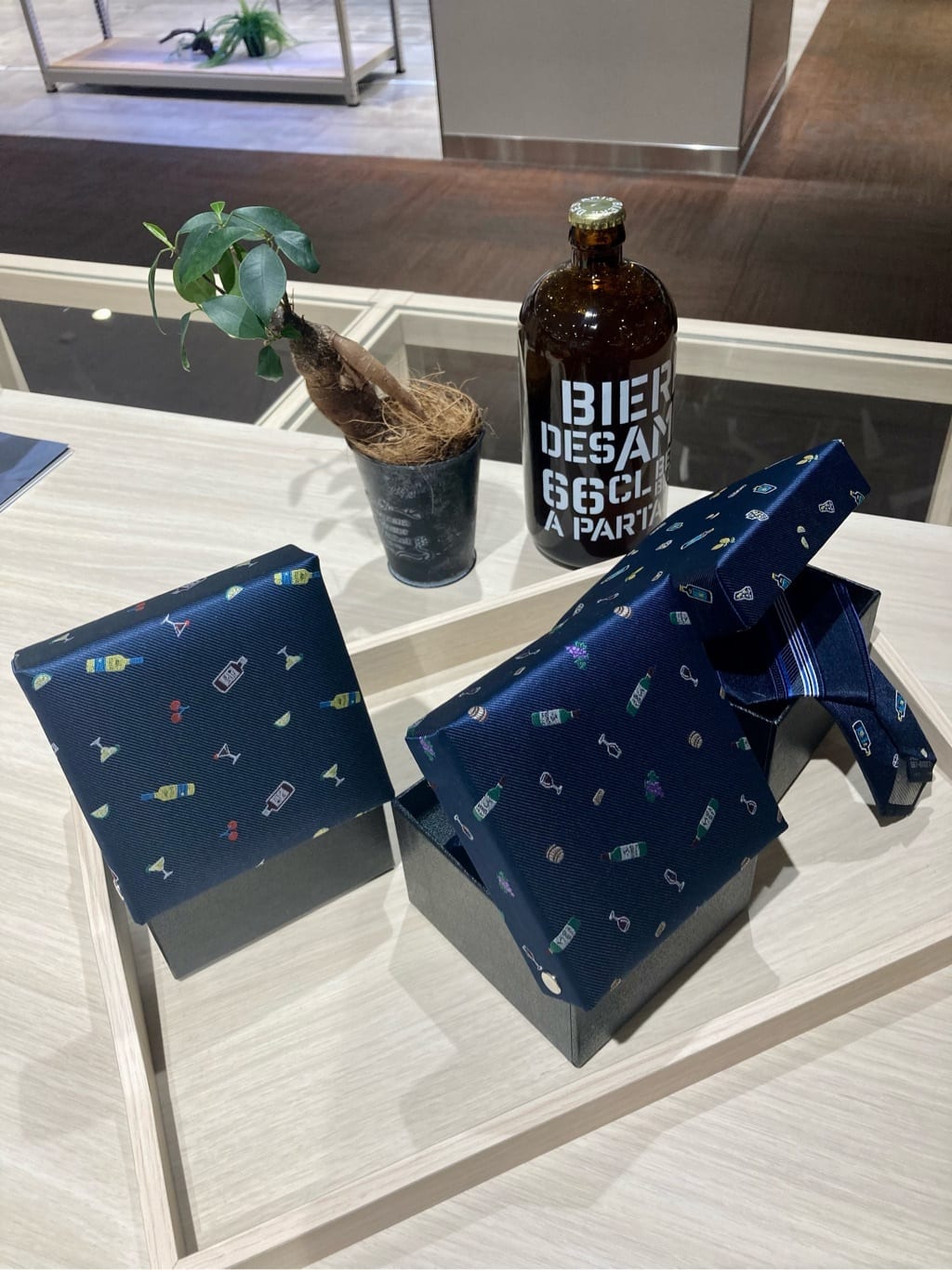 KDDさんの「TAKEO KIKUCHI｜【BOXセット/LIMITED】リカーモチーフネクタイ＆タイバー」を使ったコーディネート