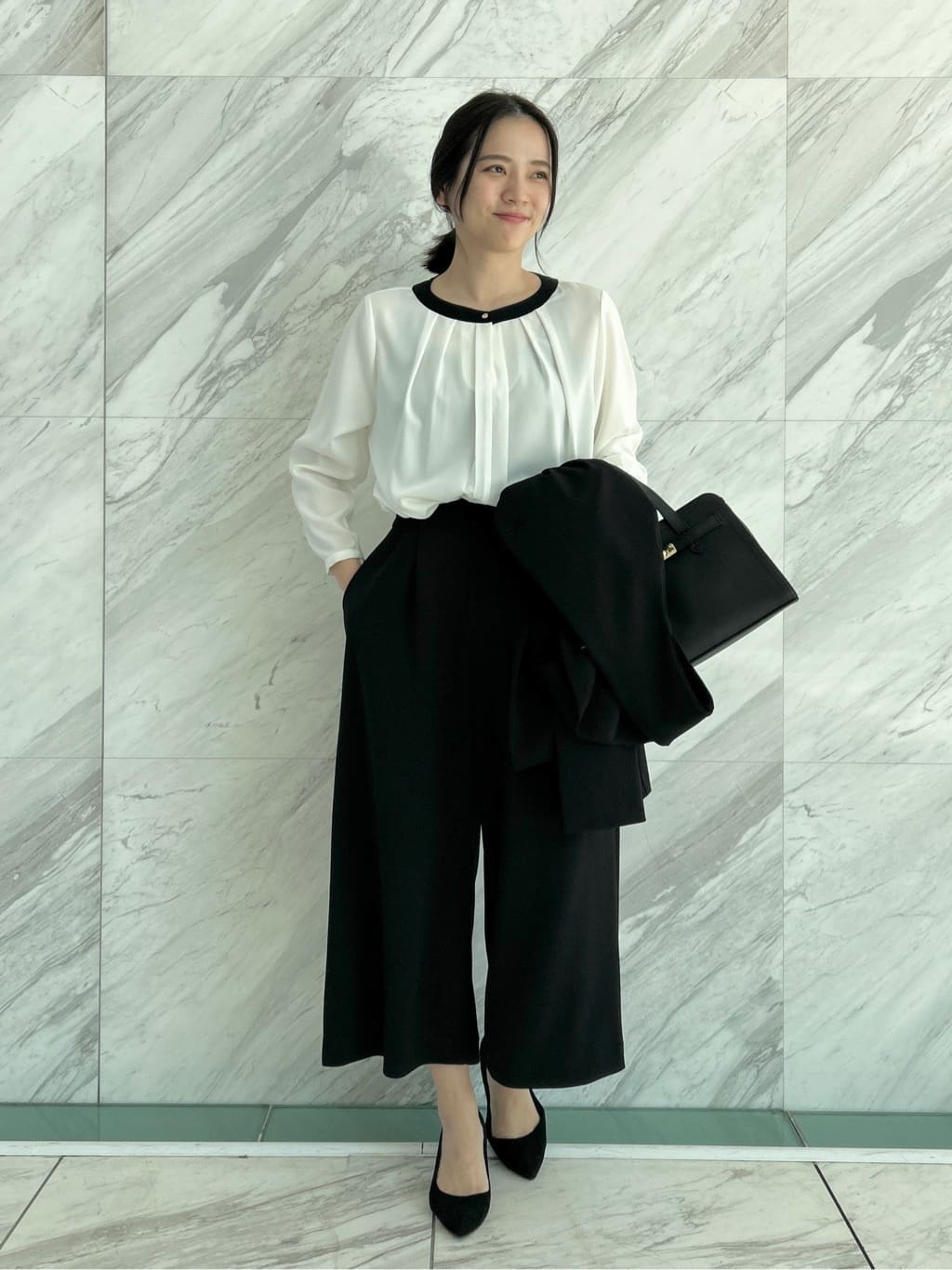 shinoさんの「SHOO･LA･RUE｜【通勤/デイリー/セットアップ可】マルチに使える カットジョーゼット ワイドパンツ」を使ったコーディネート