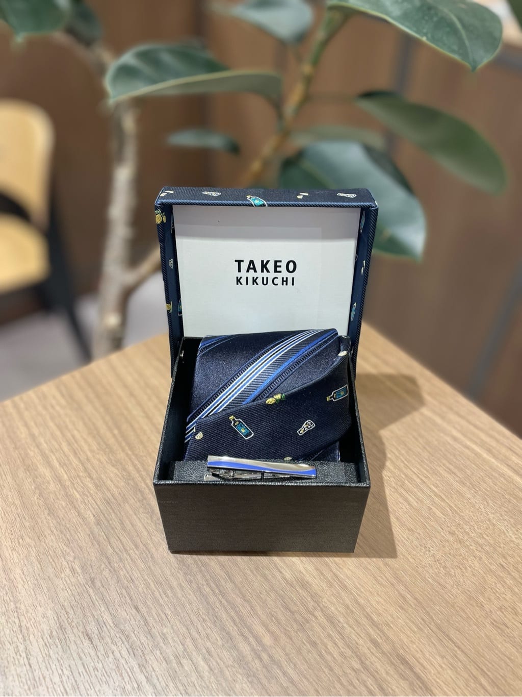 コウノ モトヤさんの「TAKEO KIKUCHI｜【BOXセット/LIMITED】リカーモチーフネクタイ＆タイバー」を使ったコーディネート