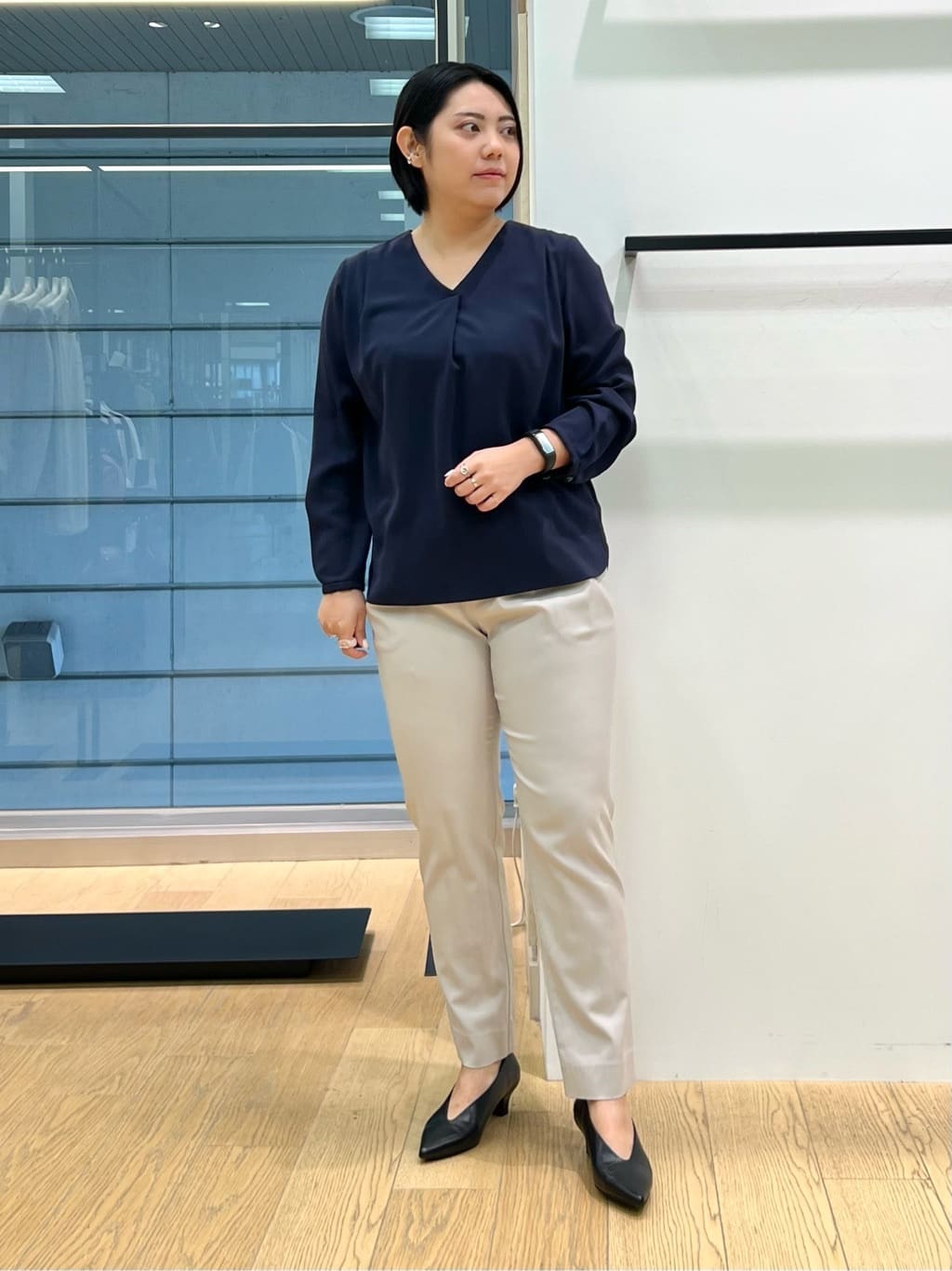 shimaさんの「INDIVI｜【洗える/通勤/UV/吸水速乾】Vネックブラウス」を使ったコーディネート