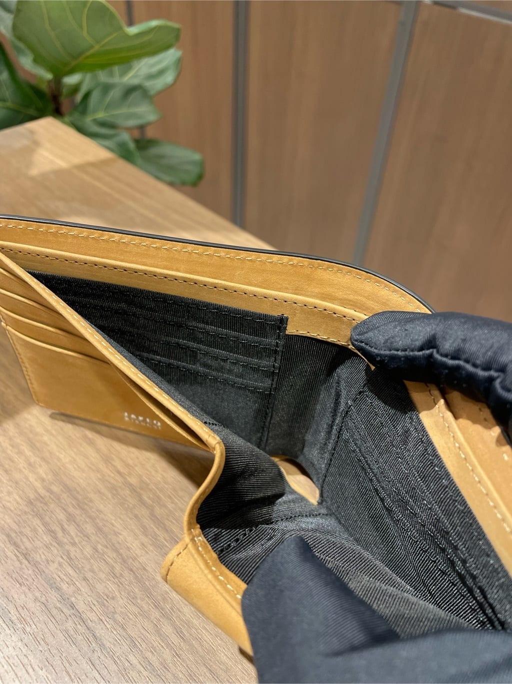 コウノ モトヤさんの「TAKEO KIKUCHI｜【ソフト＆ナチュラル】ミニメッシュ レザー 2つ折り財布」を使ったコーディネート