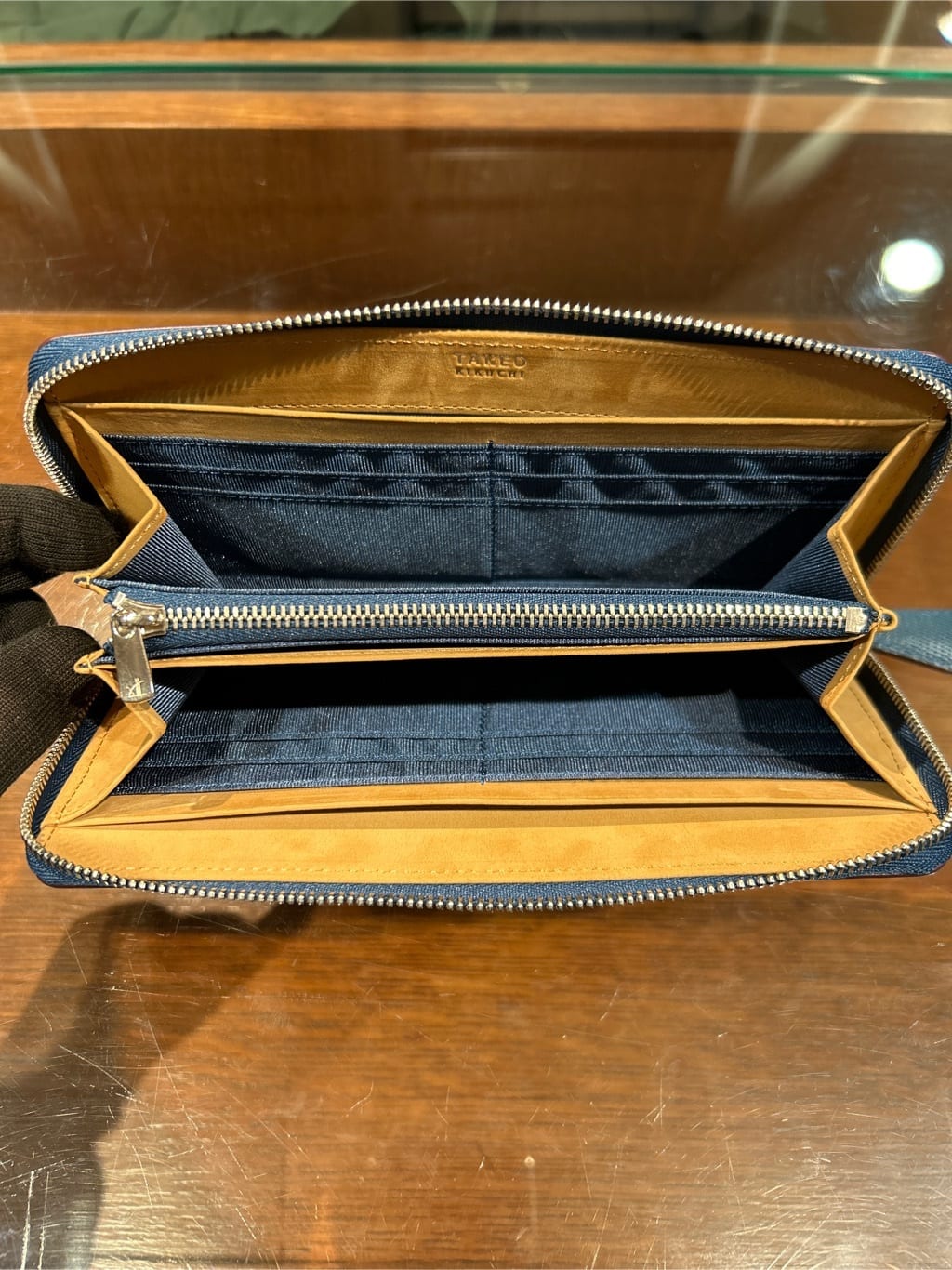 coheyさんの「TAKEO KIKUCHI｜【ソフト＆ナチュラル】ミニメッシュ レザー　ラウンドファスナー長財布」を使ったコーディネート