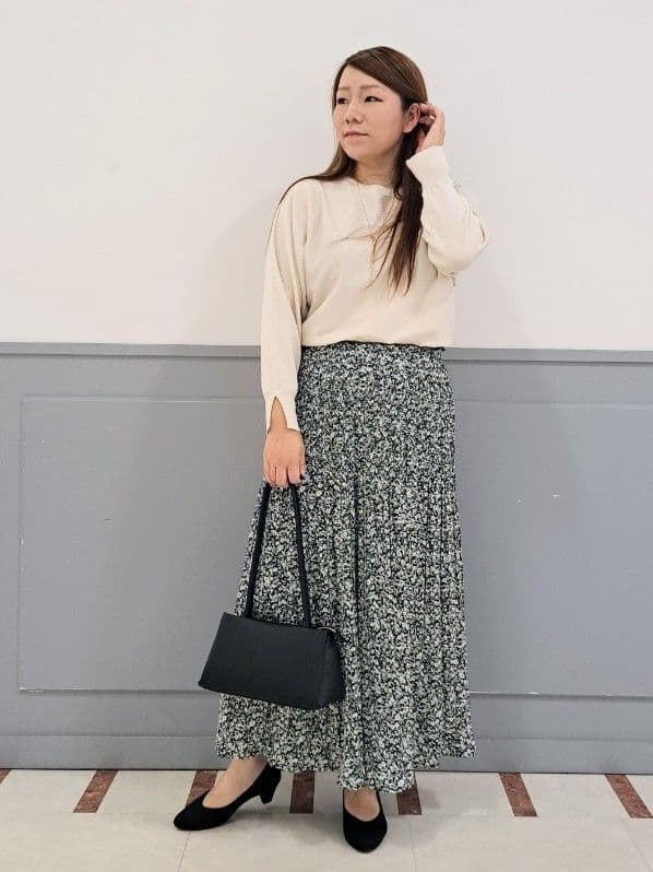 まーみんさんの「grove｜【ふわっと心地よい足入れ】やわここち(R)Vカットパンプス」を使ったコーディネート