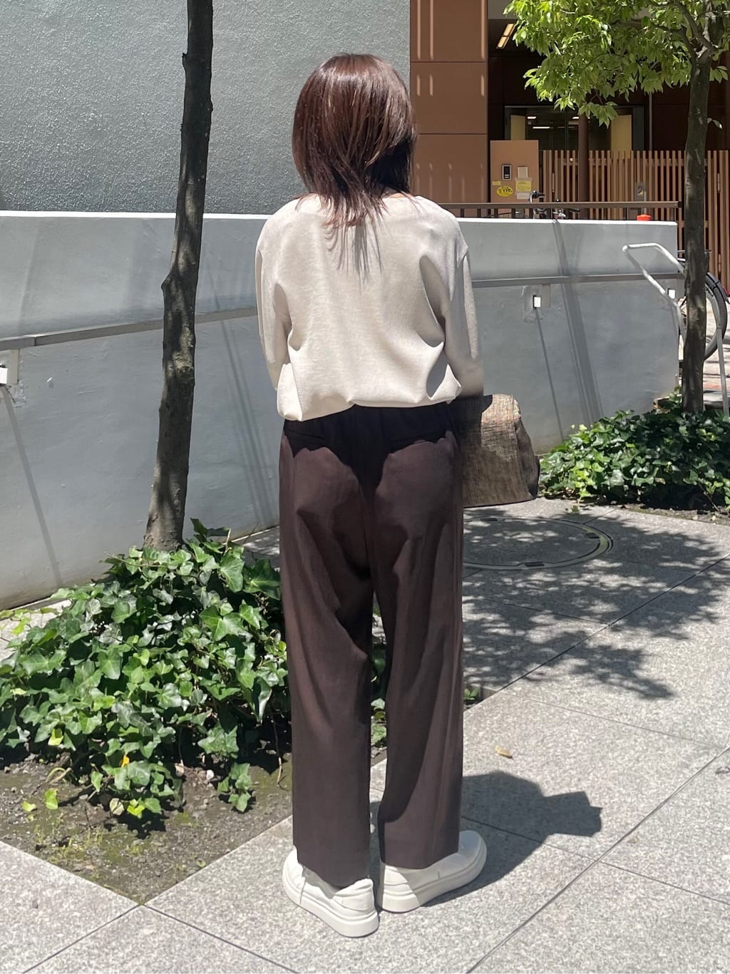riiさんの「INDIVI｜【褒められパンツ／洗える／ウエストゴム】ワイドタックパンツ」を使ったコーディネート