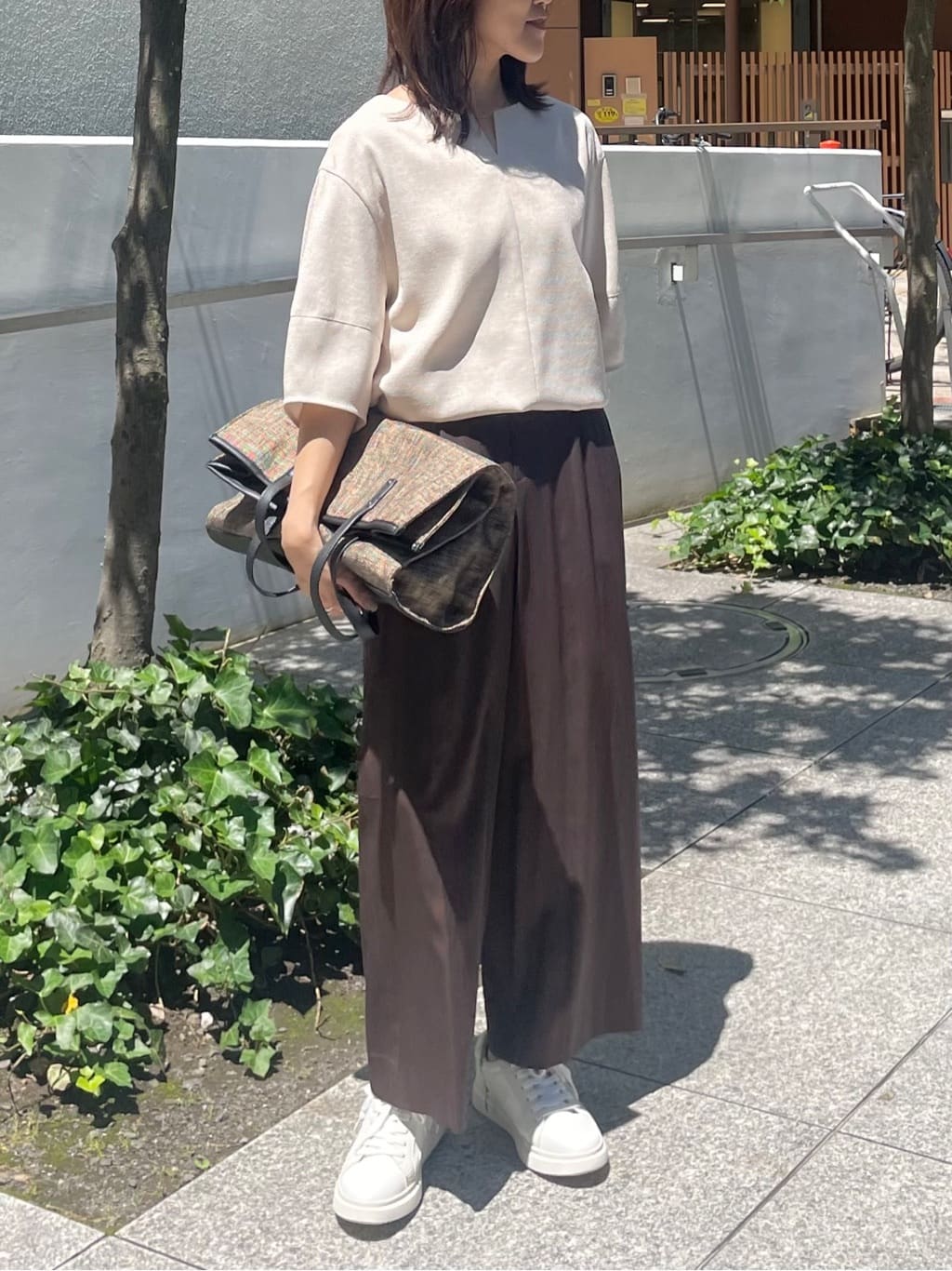 riiさんの「INDIVI｜【褒められパンツ／洗える／ウエストゴム】ワイドタックパンツ」を使ったコーディネート