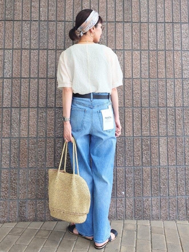 MUTSUKOさんの「UNTITLED｜【手洗い／88cm正方形】エンブレムプリントスカーフ」を使ったコーディネート