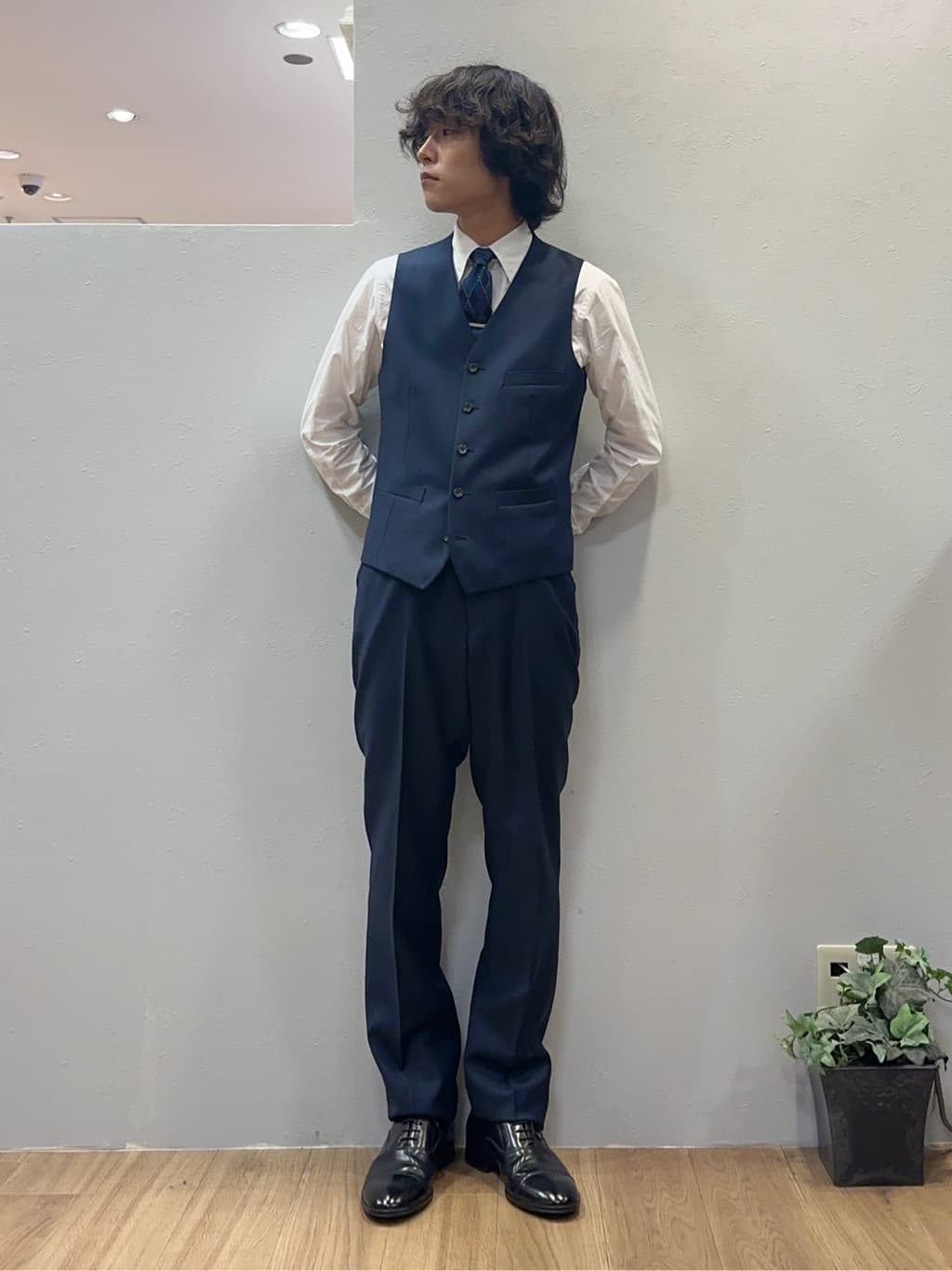 Uさんの「TAKEO KIKUCHI｜【Three by Three】シャイニーシャークピンヘッド スーツ/3ピース対応可」を使ったコーディネート