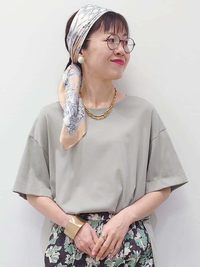 MUTSUKOさんの「UNTITLED｜【手洗い／88cm正方形】エンブレムプリントスカーフ」を使ったコーディネート