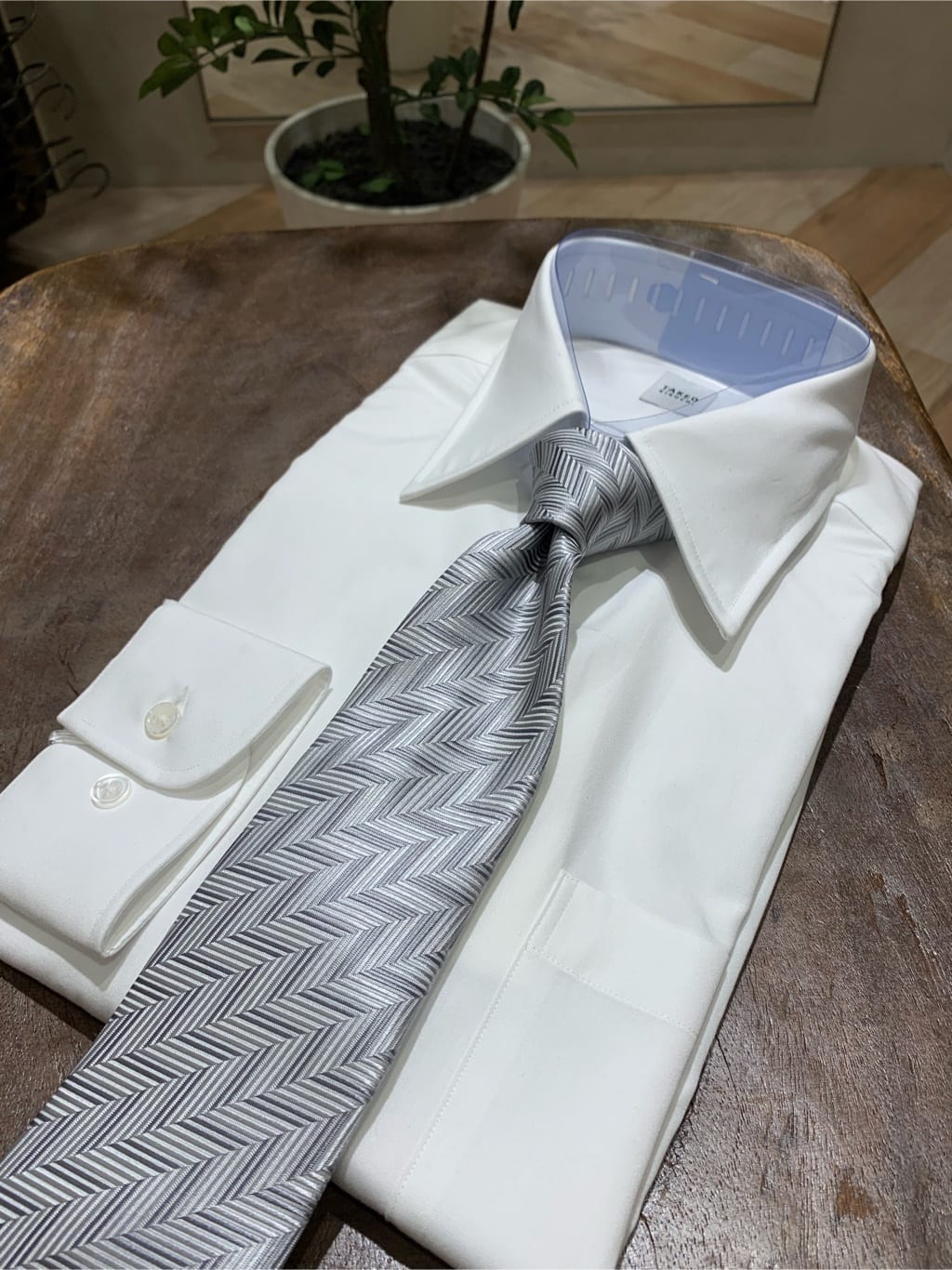 蒲谷祐太さんの「TAKEO KIKUCHI｜【Made in JAPAN】矢絣（やがすり）シルクネクタイ」を使ったコーディネート