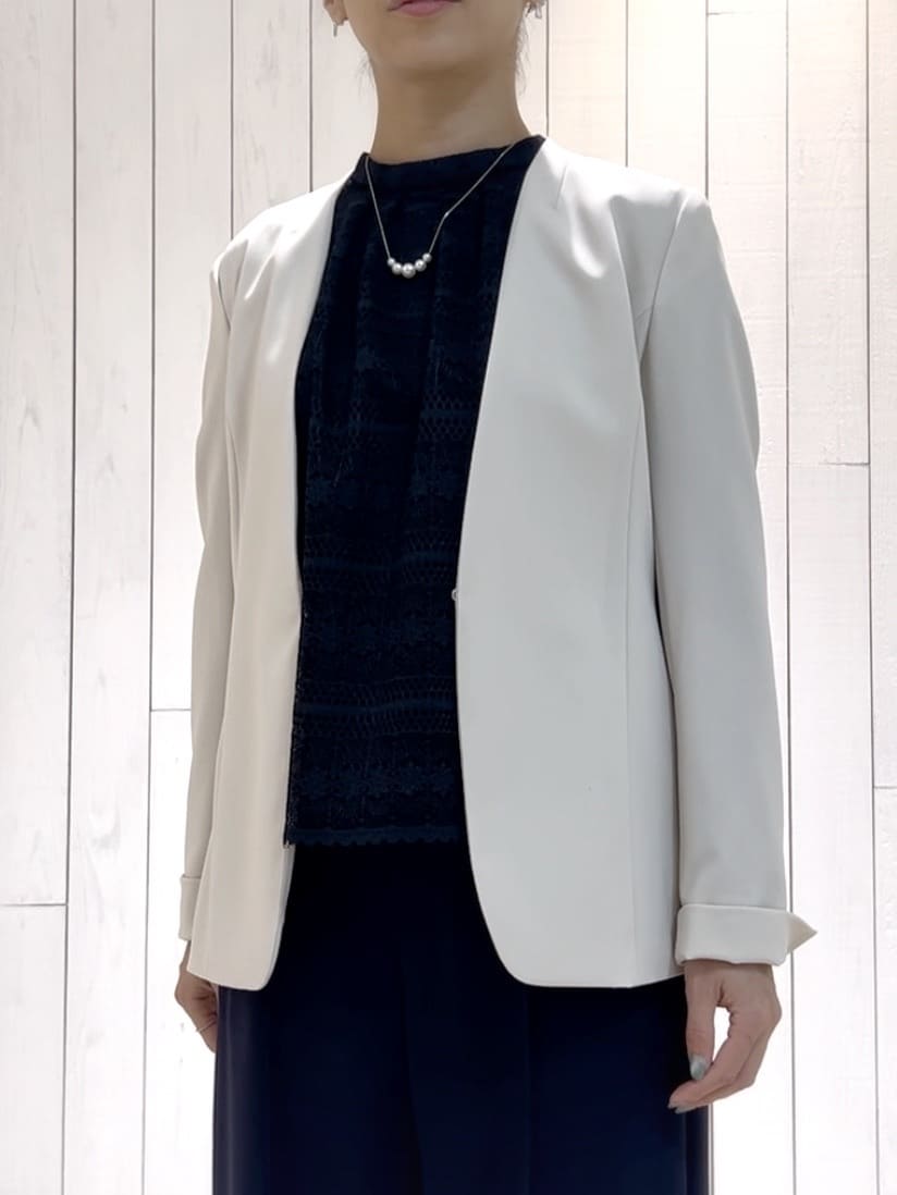 𝑹𝑶𝑴𝑰さんの「INDIVI｜【定番スーツ/洗える/UVケア】ストレッチノーカラージャケット」を使ったコーディネート