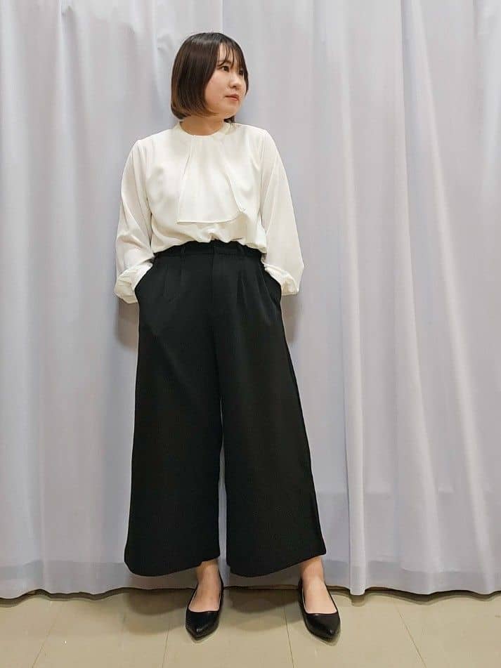 かなさんの「SHOO･LA･RUE｜【通勤/デイリー/セットアップ可】マルチに使える カットジョーゼット ワイドパンツ」を使ったコーディネート
