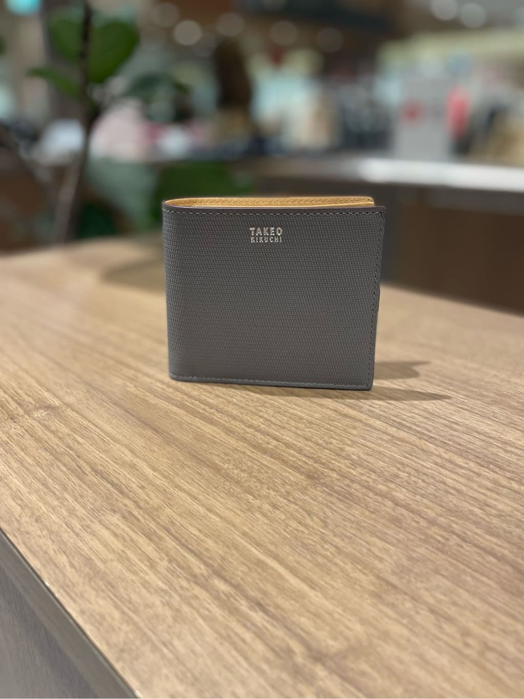 コウノ モトヤさんの「TAKEO KIKUCHI｜【ソフト＆ナチュラル】ミニメッシュ レザー 2つ折り財布」を使ったコーディネート