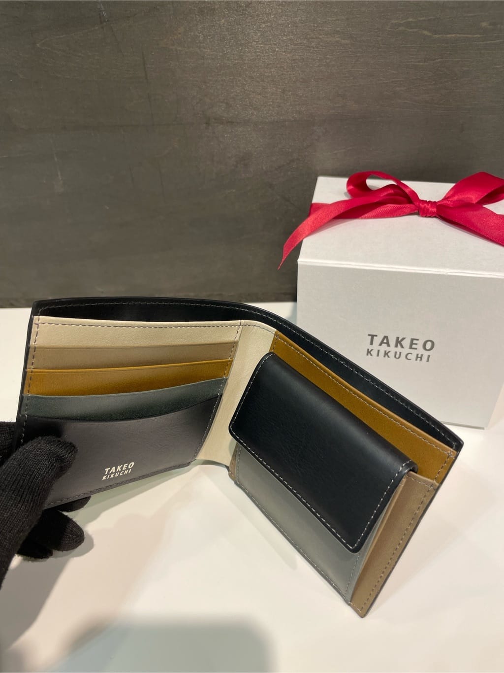 すずきさんの「TAKEO KIKUCHI｜アンティーク調レザー 2つ折り財布」を使ったコーディネート