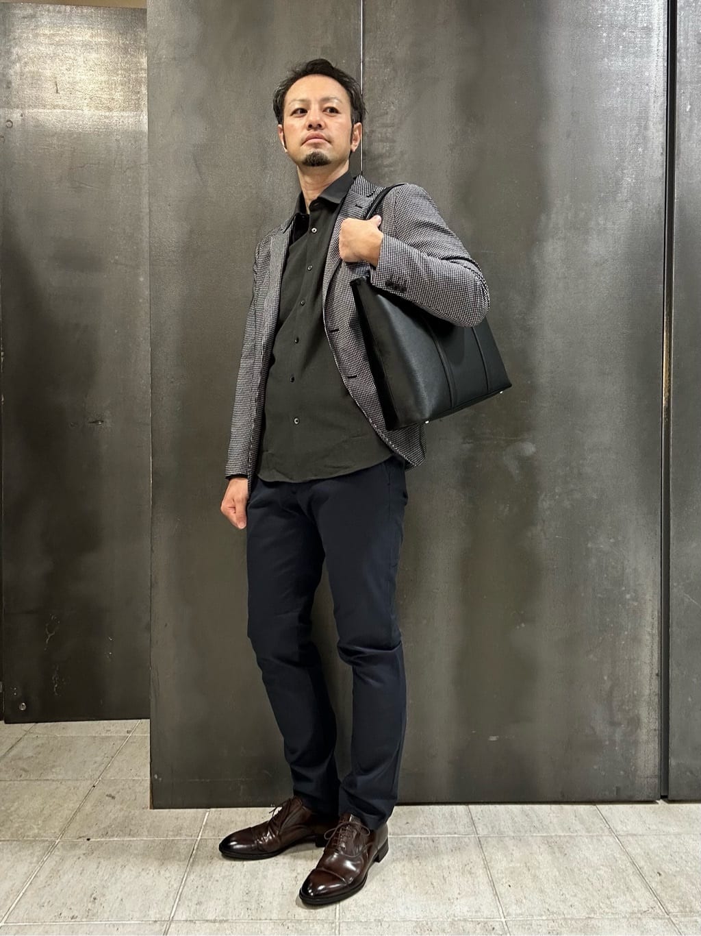coheyさんの「TAKEO KIKUCHI｜【全7サイズ&times;8色展開！】トップマルチヘリンボン パンツ」を使ったコーディネート