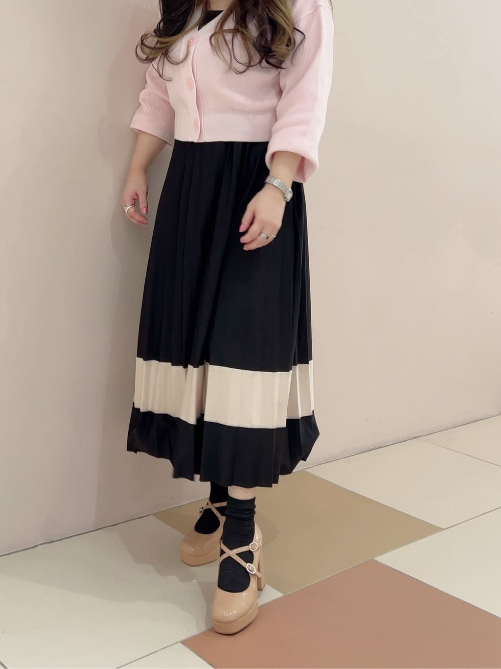 りえさんの「ESPERANZA｜クロスダブルバックル厚底パンプス 結婚式二次会 パーティー 25SS」を使ったコーディネート
