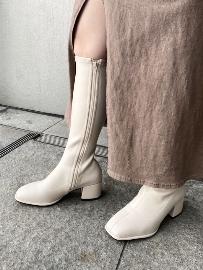 まっきーさんの「ESPERANZA｜スクエアトゥロングブーツ【ロングセラー／歩きやすい／ローヒール／ストレッチ／サイドジップ／着脱簡単／」を使ったコーディネート