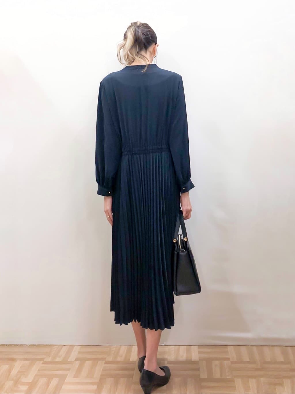 HATORIさんの「grove｜【ふわっと心地よい足入れ】やわここち(R)Vカットパンプス」を使ったコーディネート