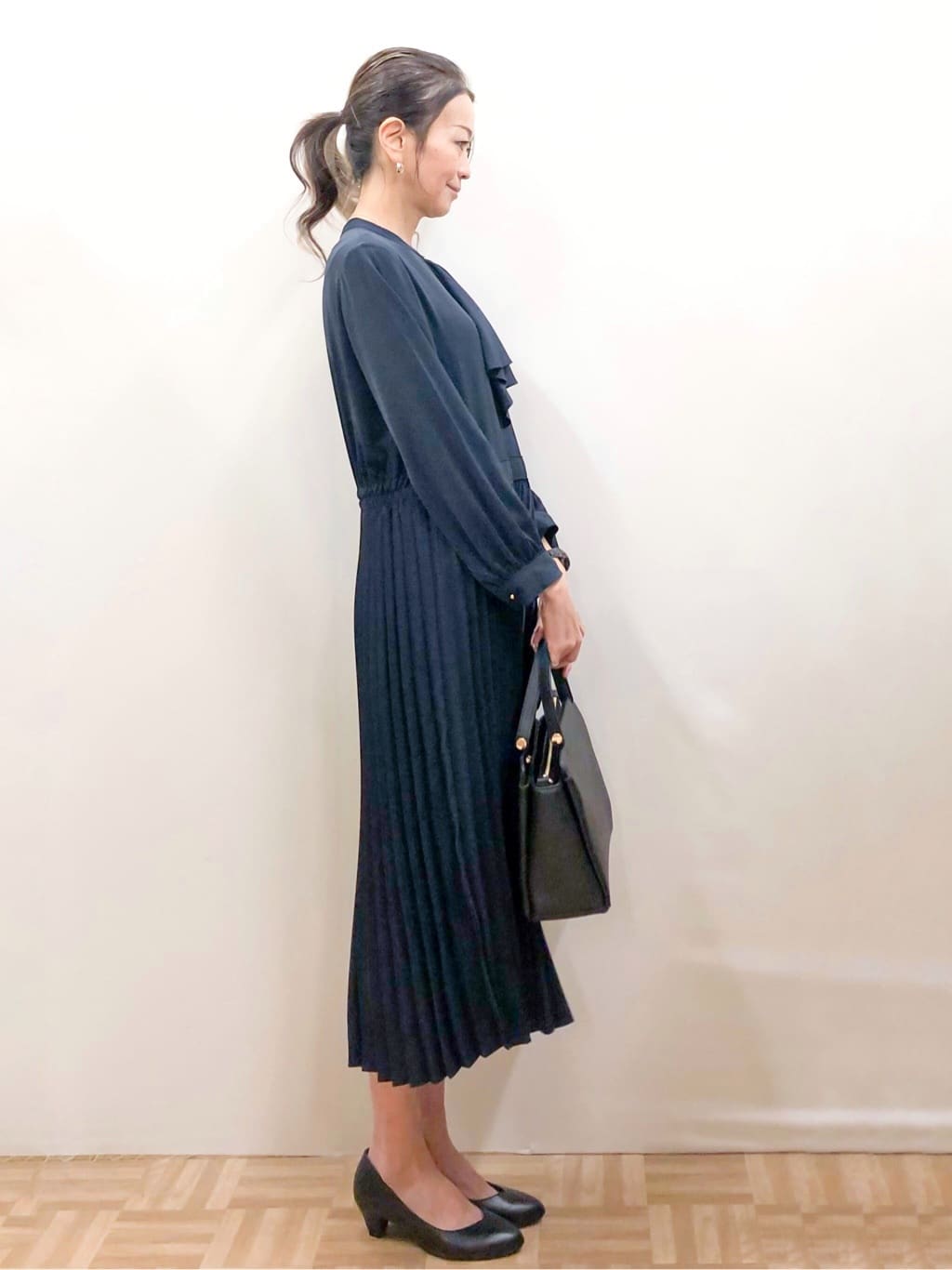 HATORIさんの「grove｜【ふわっと心地よい足入れ】やわここち(R)Vカットパンプス」を使ったコーディネート
