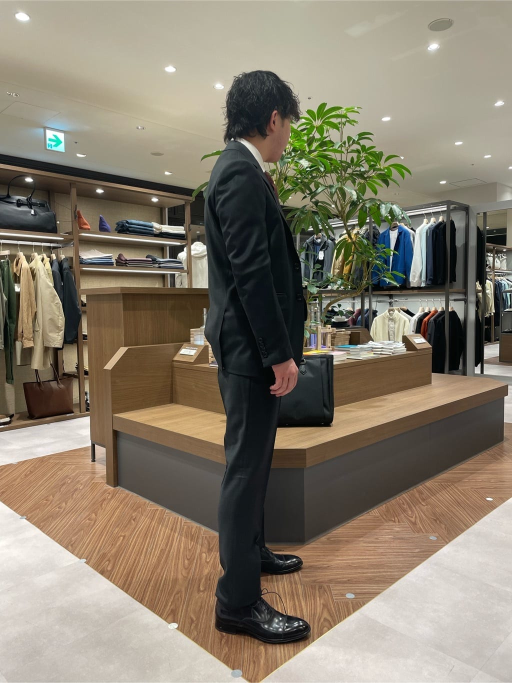 コウノ モトヤさんの「TAKEO KIKUCHI｜【Three by Three】シャイニーシャークピンヘッド スーツ/3ピース対応可」を使ったコーディネート