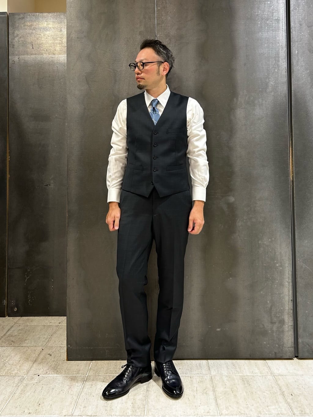 coheyさんの「TAKEO KIKUCHI｜【Three by Three】シャイニーシャークピンヘッド スーツ/3ピース対応可」を使ったコーディネート