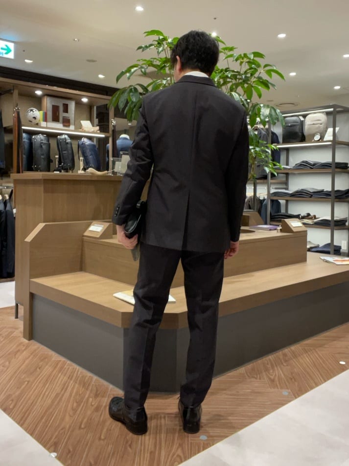 コウノ モトヤさんの「TAKEO KIKUCHI｜【Made in JAPAN】ブロード レギュラーカラー ドレスシャツ」を使ったコーディネート