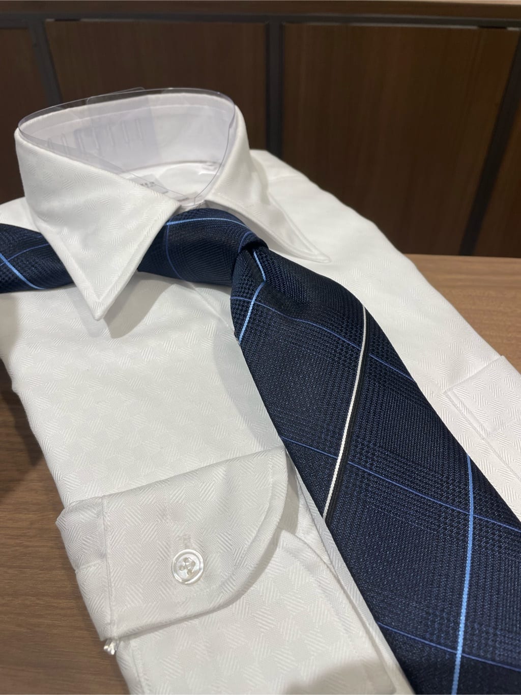 コウノ モトヤさんの「TAKEO KIKUCHI｜【Made in JAPAN】番千鳥ウィンドペン柄 ネクタイ」を使ったコーディネート