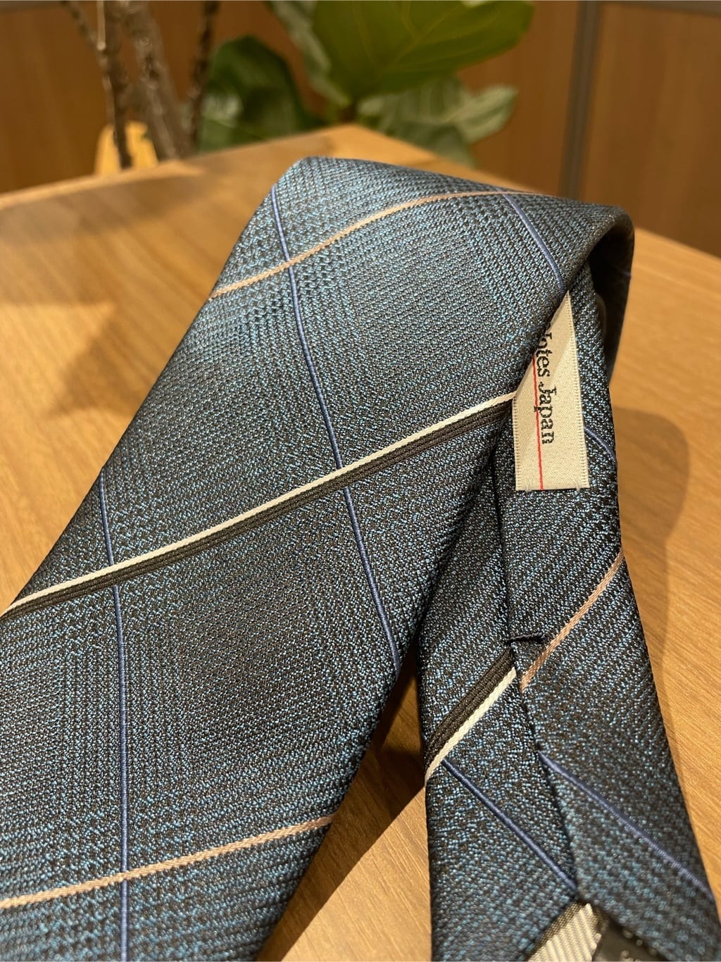 コウノ モトヤさんの「TAKEO KIKUCHI｜【Made in JAPAN】番千鳥ウィンドペン柄 ネクタイ」を使ったコーディネート