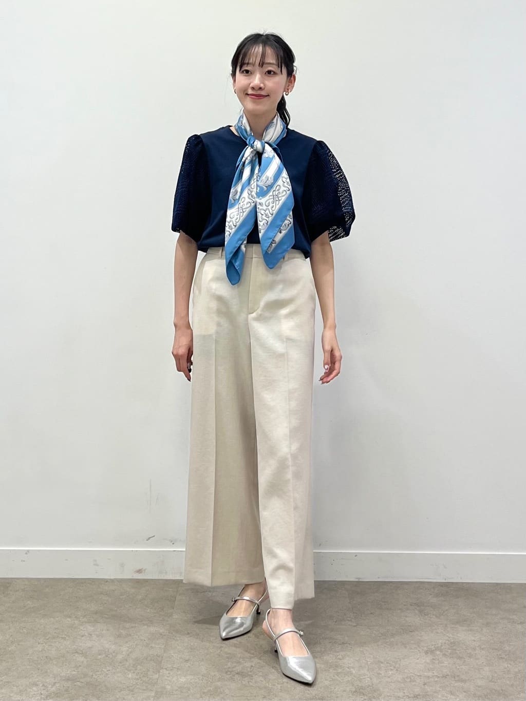kaaiさんの「UNTITLED｜【手洗い／88cm正方形】エンブレムプリントスカーフ」を使ったコーディネート