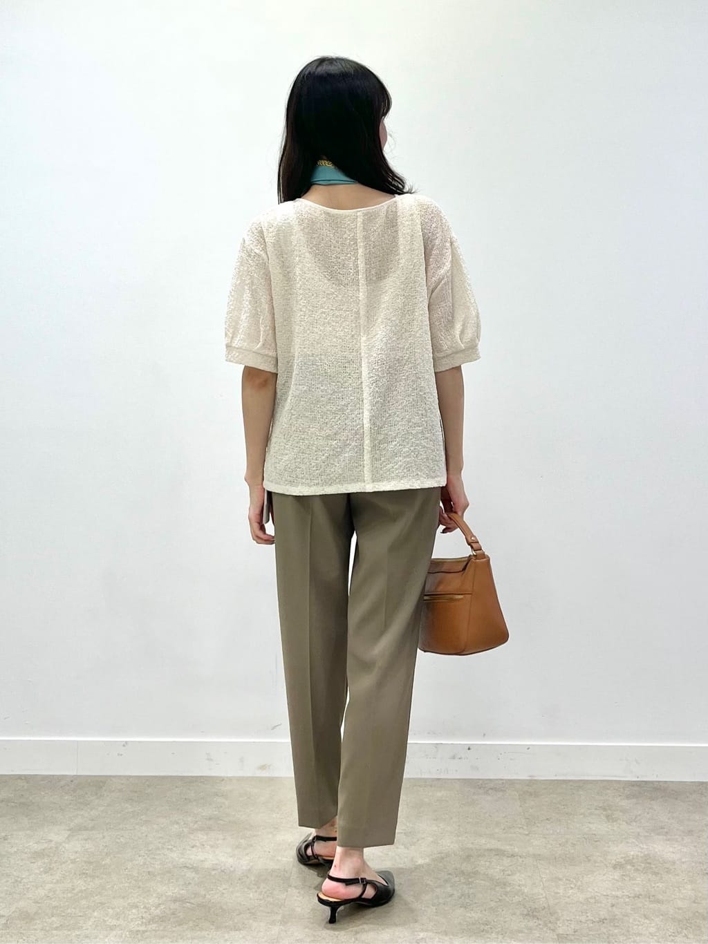 kaaiさんの「UNTITLED｜【手洗い／58cm正方形】ベルトプリントスカーフ」を使ったコーディネート