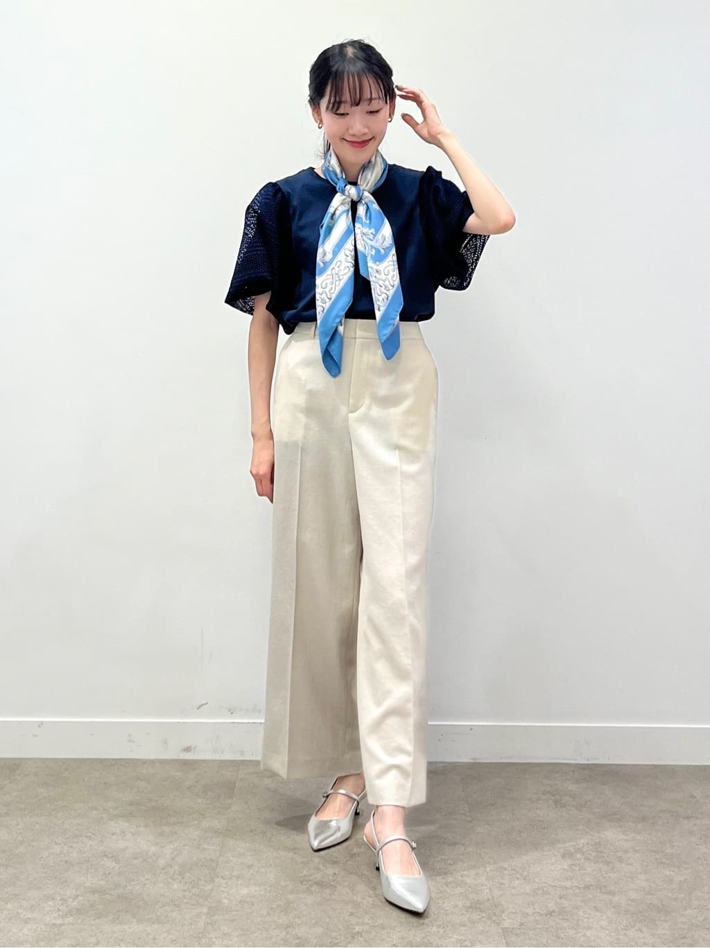 kaaiさんの「UNTITLED｜【手洗い／88cm正方形】エンブレムプリントスカーフ」を使ったコーディネート