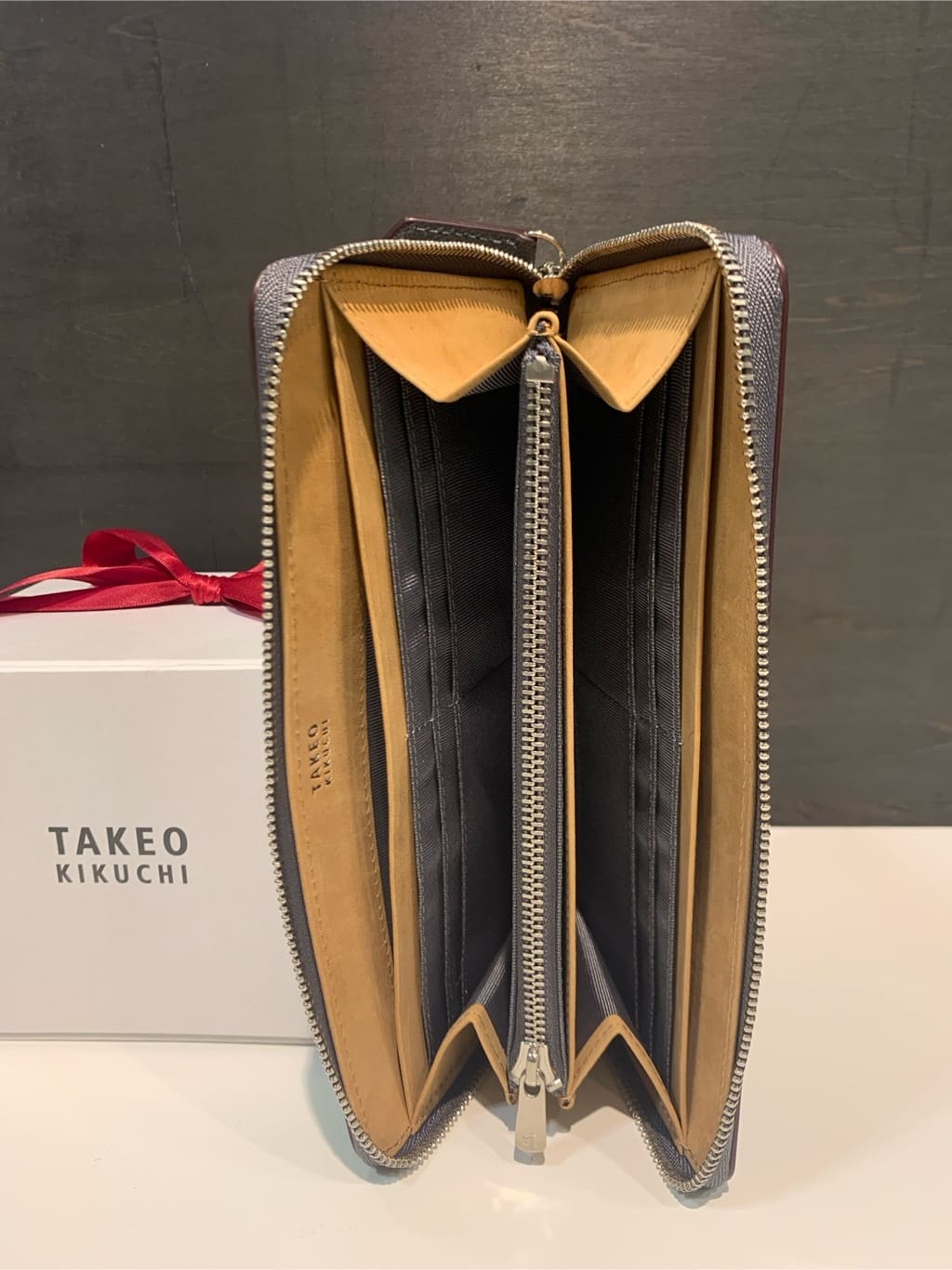 木村剛さんの「TAKEO KIKUCHI｜【ソフト＆ナチュラル】ミニメッシュ レザー 2つ折り財布」を使ったコーディネート